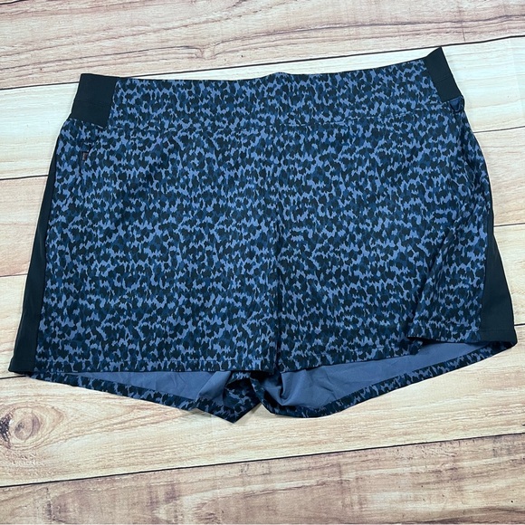NWOT Athleta‎ Womens Active Brooklyn Printed Active Shorts Navy Black Size 20 - Picture 1 of 9